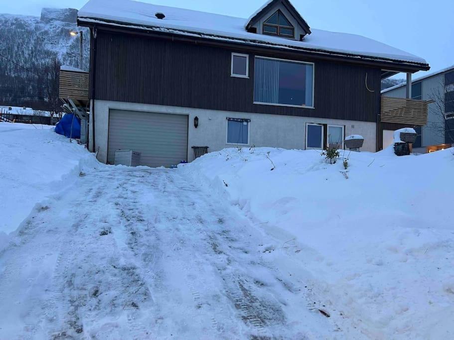 Sentralt Pa Fastlandet Og Gaavstand Til Alle Fasiliteter! Tromsdalen Exterior foto
