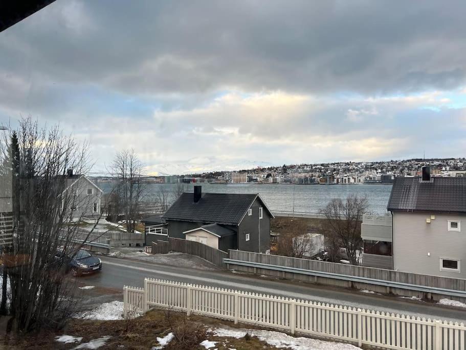 Sentralt Pa Fastlandet Og Gaavstand Til Alle Fasiliteter! Tromsdalen Exterior foto